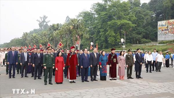 Tổng Bí thư, Chủ tịch nước Tô Lâm dâng hương tưởng niệm các Vua Hùng tại Phú Thọ