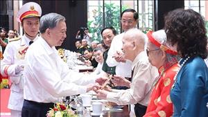 Tổng Bí thư Tô Lâm gặp mặt đại biểu có công với với cách mạng