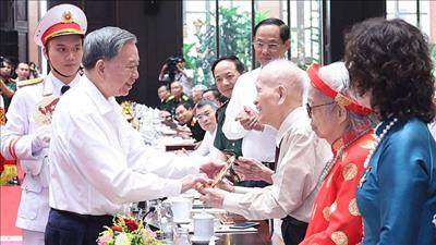 Tổng Bí thư Tô Lâm gặp mặt đại biểu có công với với cách mạng