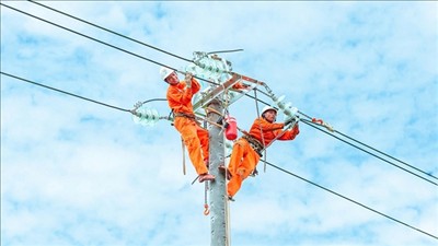 Khẩn trương xem xét phương án giảm thuế tiêu thụ đặc biệt với xăng về 0% và giảm giá điện