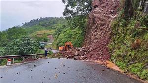 Nhanh chóng khôi phục giao thông, đặc biệt là các tuyến đường phục vụ cứu hộ, cứu nạn