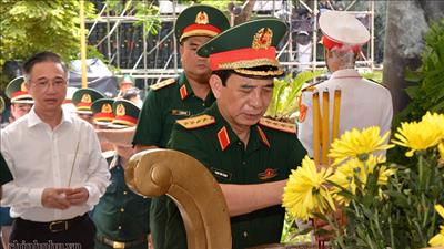 Đại tướng Phan Văn Giang dâng hương tưởng niệm các Anh hùng liệt sĩ tại công viên Lê Thị Riêng