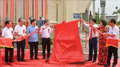 Gắn biển công trình nâng công suất máy biến áp T2 TBA 110kV Thạch Tổ, Hà Nam