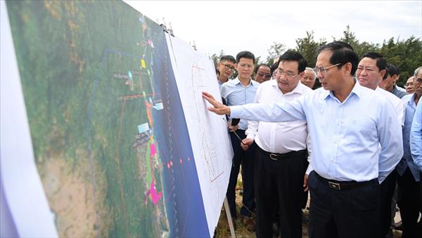Phó Thủ tướng Bùi Thanh Sơn làm việc với tỉnh Khánh Hòa về các nhà máy điện hạt nhân