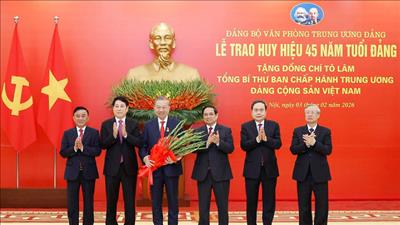 Trao Huy hiệu 45 năm tuổi Đảng tặng Tổng Bí thư Tô Lâm