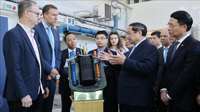 Thủ tướng làm việc với Phòng thí nghiệm hạt nhân của Viện Nghiên cứu Hoàng gia Thụy Điển