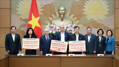 Thành phố Hà Nội trao 30 tỷ đồng hỗ trợ 3 tỉnh khắc phục hậu quả thiên tai