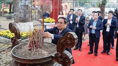Thủ tướng Phạm Minh Chính dâng hương tại Hoàng thành Thăng Long