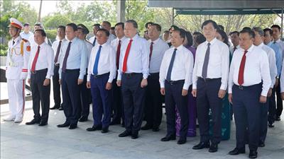 Tổng Bí thư, Chủ tịch nước Tô Lâm dâng hương tưởng niệm Tổng Bí thư Hà Huy Tập tại Hà Tĩnh