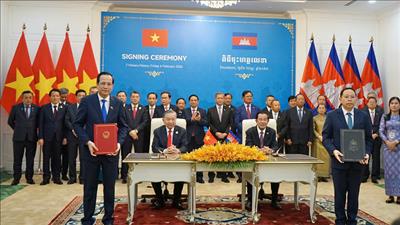 Tổng Bí thư Tô Lâm chứng kiến Lễ ký và trao các văn kiện hợp tác tại Campuchia