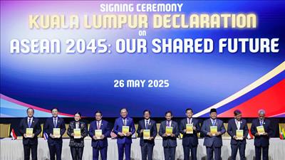 Thủ tướng Phạm Minh Chính cùng các nhà lãnh đạo ASEAN ký kết Tuyên bố Kuala Lumpur