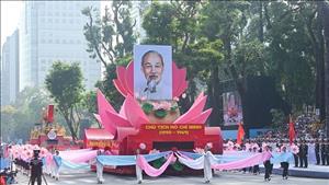 Bác vẫn cùng chúng cháu hành quân