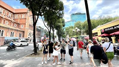 Từ đầu năm đến nay, khách quốc tế đến Việt Nam đạt gần 17,2 triệu lượt người