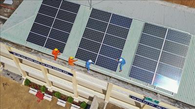 Tặng hệ thống điện mặt trời mái nhà cho trường học ở Phú Yên