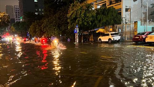 Bão số 1 gây mưa lớn ở miền Trung