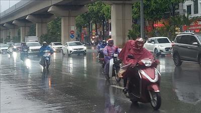 Bắc Bộ và Nam Bộ mưa dông, Trung Bộ tiếp tục nắng nóng