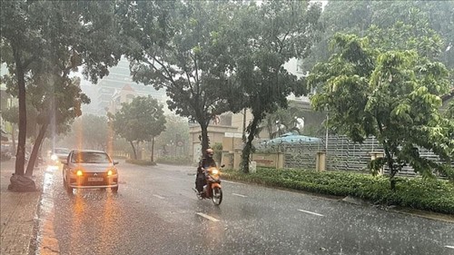 Bắc Bộ và Trung Bộ mưa dông, cục bộ có nơi mưa to; Nam Bộ ngày nắng