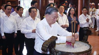 Tổng Bí thư Tô Lâm dâng hương tưởng nhớ Chủ tịch Hồ Chí Minh tại Nghệ An