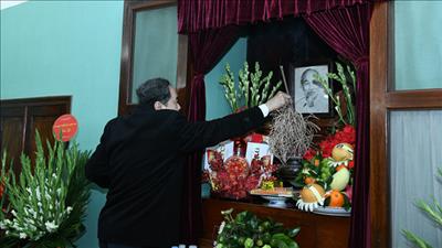Chủ tịch Quốc hội dâng hương tưởng nhớ Chủ tịch Hồ Chí Minh tại Nhà 67
