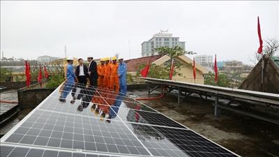 Tặng công trình điện mặt trời mái nhà cho trường học trên đảo Lý Sơn