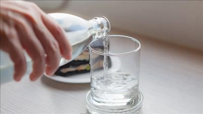 Lợi ích của việc uống 2 lít nước mỗi ngày
