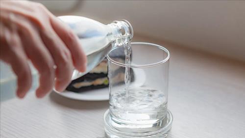 Lợi ích của việc uống 2 lít nước mỗi ngày