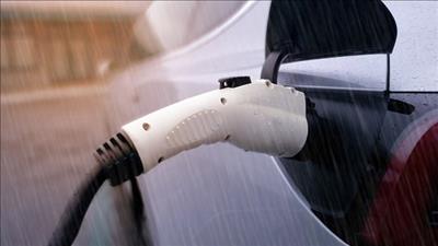 Những điều cần chú ý khi vận hành ô tô điện vào ngày mưa