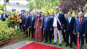 Thủ tướng Phạm Minh Chính dâng hoa tưởng niệm, thăm Không gian Hồ Chí Minh tại Montreuil, Pháp