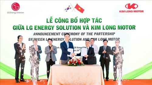Hợp tác xây dựng khu liên hợp sản xuất và lắp ráp bộ pin xe điện tại Huế