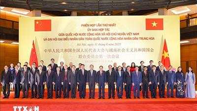 Chủ tịch Quốc hội hội đàm với Ủy viên trưởng Nhân đại toàn quốc Trung Quốc