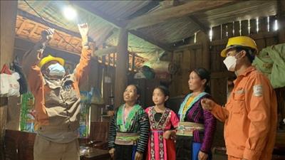 Sơn La: Thêm các hộ người H’Mông bản Bãi Tám được sử dụng điện lưới quốc gia