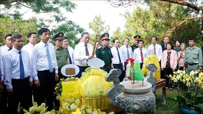 Tổng Bí thư, Chủ tịch nước dâng hương tưởng niệm Đại tướng Võ Nguyên Giáp và các liệt sỹ tại Quảng Trị