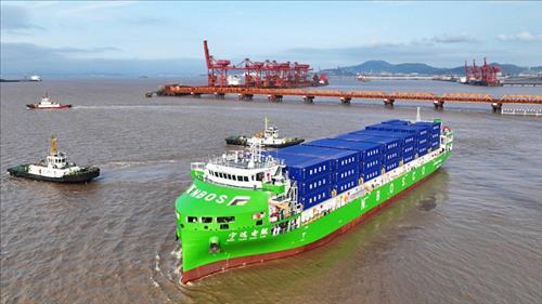 Trung Quốc vận hành tàu container điện 10.000 tấn đầu tiên