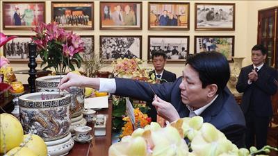 Chủ tịch nước Lương Cường thắp hương tưởng nhớ nguyên lãnh đạo Đảng, Nhà nước