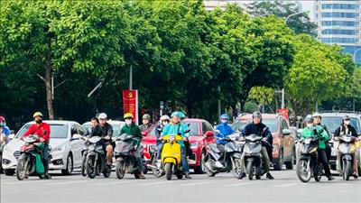 Bắc Bộ trời nắng về trưa chiều, Trung Bộ và Nam Bộ có mưa to