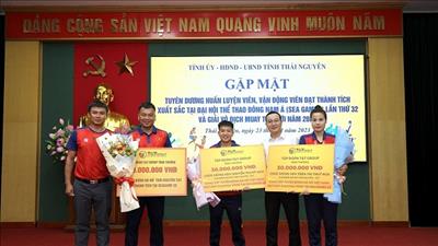 Hai cầu thủ nữ Thái Nguyên T&T nhận thưởng sau khi giành HCV tại SEA Games 32