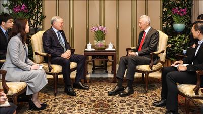 Phó Thủ tướng Thường trực Chính phủ Nguyễn Hòa Bình hội kiến Bộ trưởng Cao cấp Singapore Lý Hiển Long