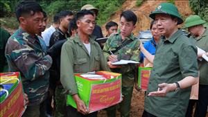 Phó Thủ tướng Trần Hồng Hà thăm hỏi, động viên người dân bị thiệt hại do lũ quét, sạt lở đất tại Điện Biên