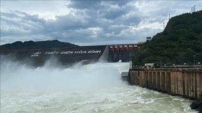 Mở tiếp cửa xả đáy các hồ thủy điện Sơn La, Hòa Bình và Tuyên Quang