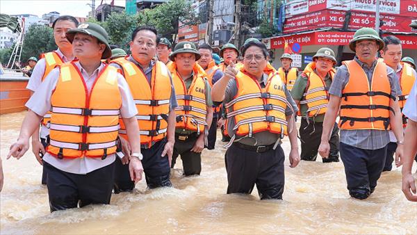 Thủ tướng tới Thái Nguyên thăm hỏi người dân, chỉ đạo khắc phục hậu quả mưa lũ