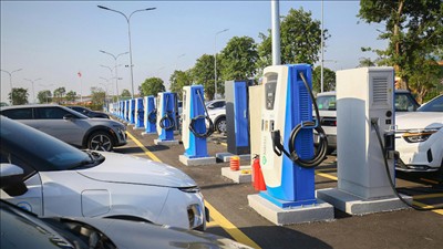Khẩn trương hoàn thiện hạ tầng sạc điện tại các trạm dừng nghỉ đường bộ