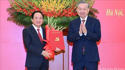 Tổng Bí thư Tô Lâm trao các quyết định của Bộ Chính trị về công tác cán bộ