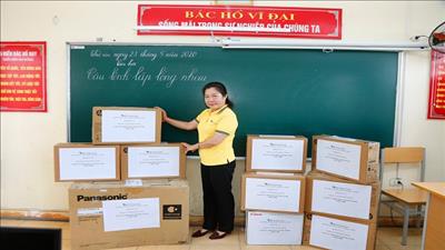 Điện lực AES Mông Dương hỗ trợ thiết bị chiếu sáng và vệ sinh cho các trường học Quảng Ninh