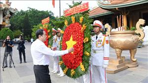 Chủ tịch Quốc hội tri ân các Anh hùng Liệt sỹ, Mẹ anh hùng tại TPHCM