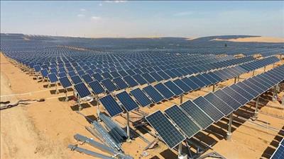 Trung Quốc lắp một loạt trạm năng lượng tái tạo trên sa mạc