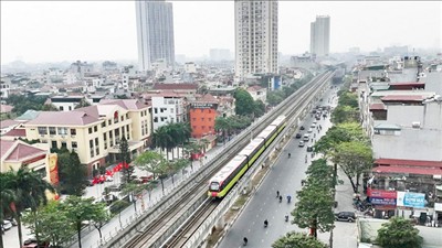 Bắc Bộ và Nam Bộ mưa dông rải rác; Trung Bộ nắng nóng, có nơi trên 38 độ C