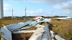 Bạc Liêu: Cánh quạt một trụ tuabin điện gió bị rơi gãy