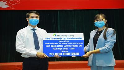 AES Việt Nam trao học bổng Năng lượng tương lai cho sinh viên xuất sắc