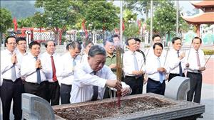 Tổng Bí thư dâng hương tại Khu tưởng niệm các tiền bối cách mạng tại Tuyên Quang