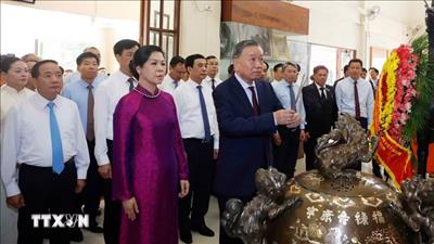 Tổng Bí thư, Chủ tịch nước dâng hương tưởng niệm Chủ tịch Hồ Chí Minh tại Thái Lan